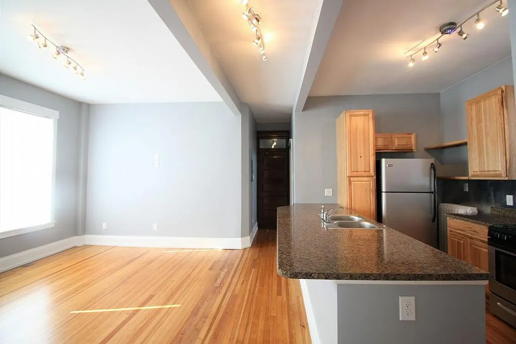 2 bed, 750 sqft, $2,095 — Photo 2