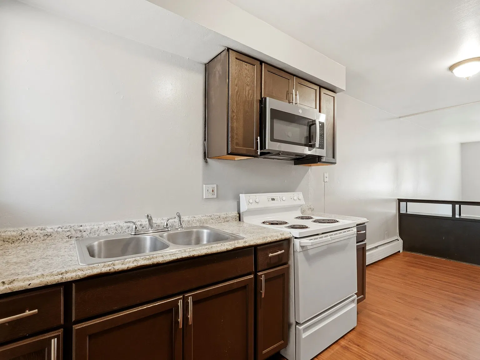 1725 Chester St — Photo 2