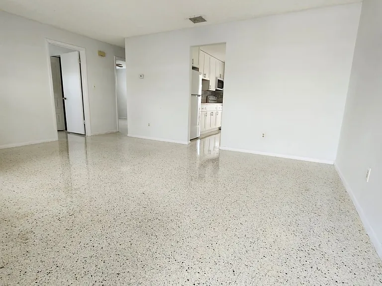 2518 Seneca Ave — Photo 5