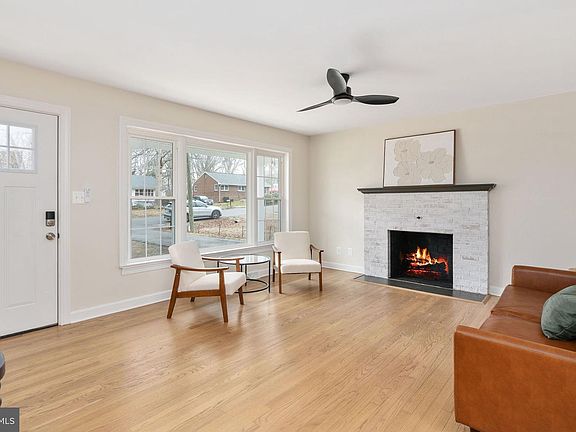 4th image of 8 Patrick Henry St