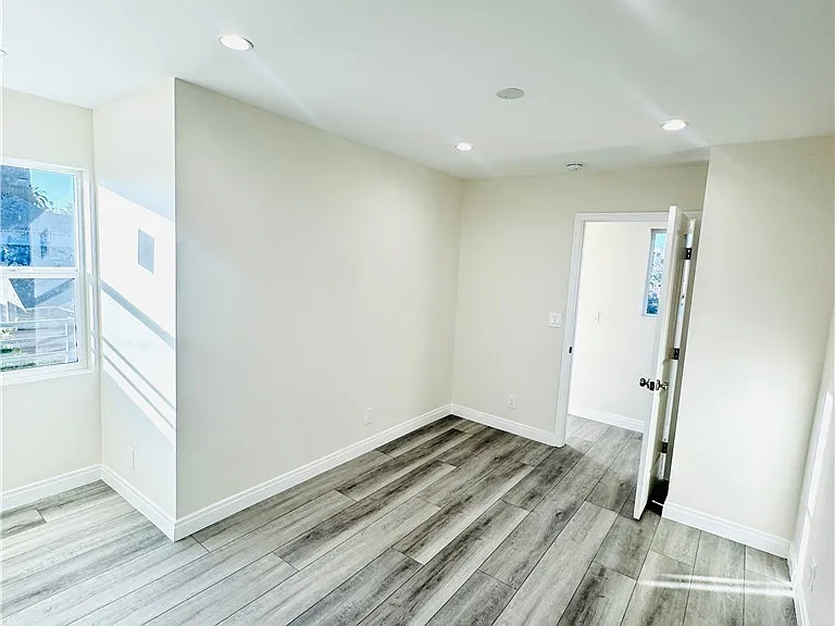 9318 Encino Ave — Photo 19