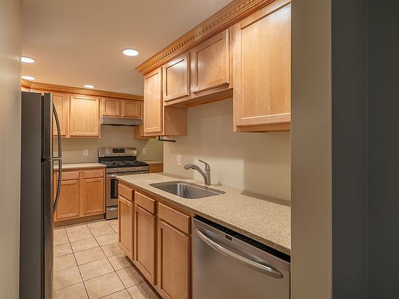 4th image of 398 Linwood Ave #4