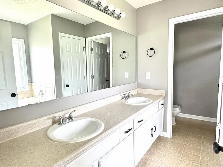 385 Americana Dr — Photo 10