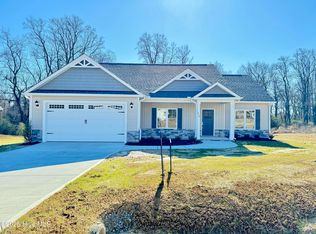 210 Creeks Edge Dr, Pikeville, NC 27863