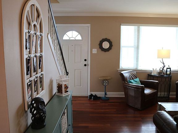 3rd image of 1433 Colwell Ln