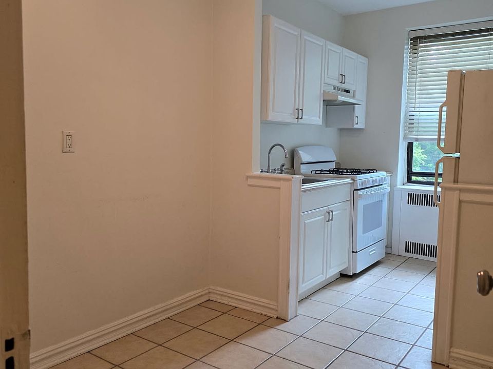 1st image of 210 Martine Ave APT 4E