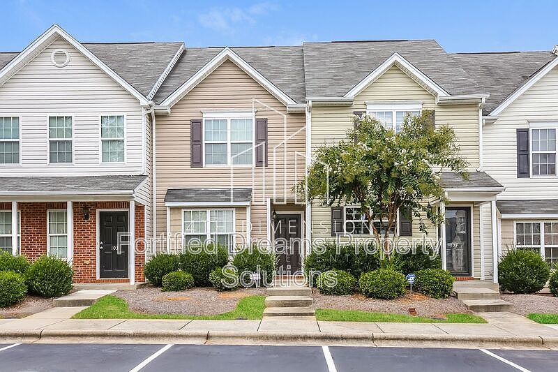 1st image of 105 Breezeway Ln