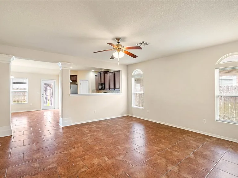 2529 Las Brisas St — Photo 2