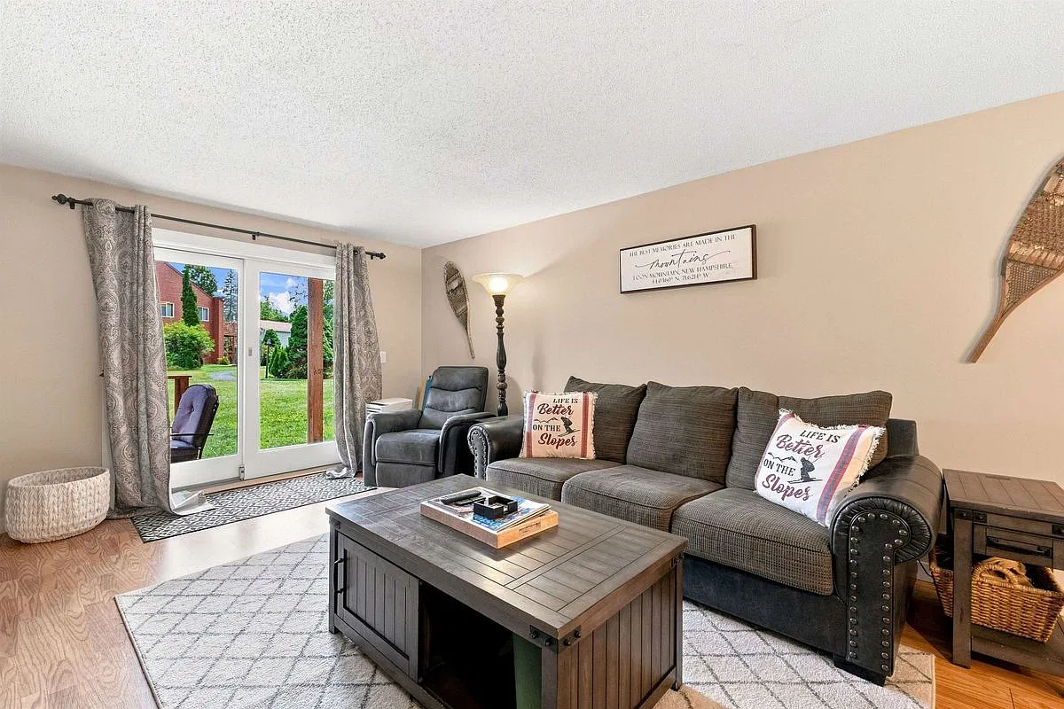 2 bed, 2.0 bath, 1036 sqft, $12,000 — Photo 2