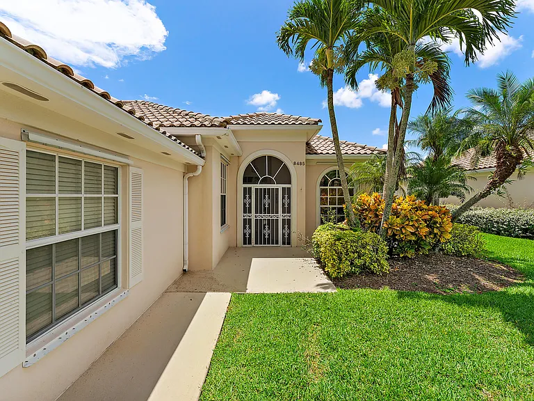 8485 SE Palm Hammock Ln — Photo 2