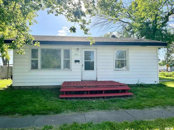 221 N Roodhouse Ave, Roodhouse, IL 62082