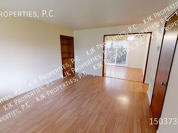 3rd image of 2743 Lancaster St