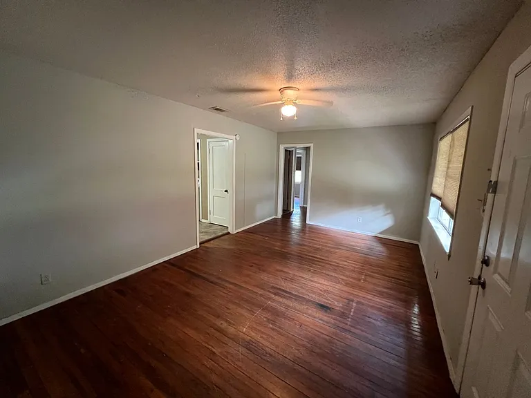 1026 Meyer St — Photo 3
