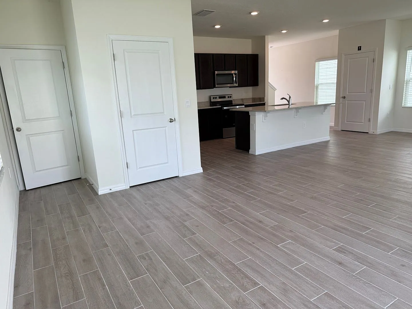 Spacious 4 bedroom/2.5 bathroom Home in Oaks Preserve! — Photo 3