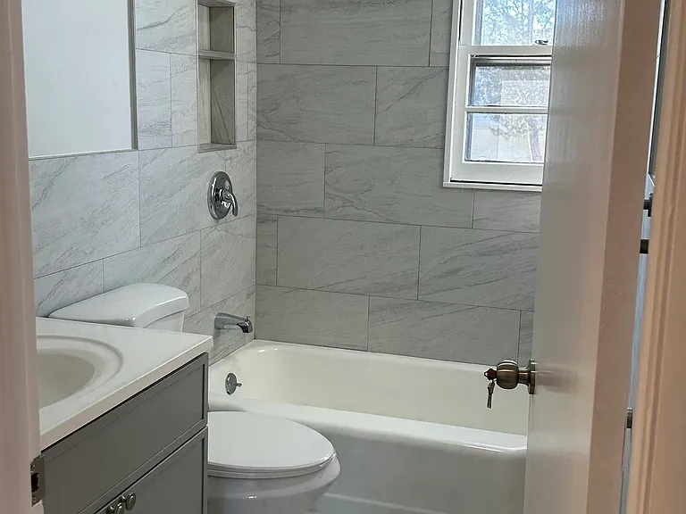 Circular Ave — Photo 2