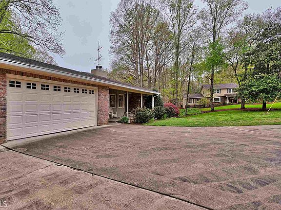 2nd image of 924 Sharon Ct