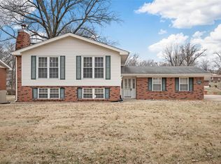 141 Green Acres Rd, Saint Louis, MO 63137