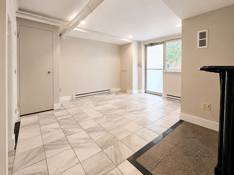 1633 Wayne Ave #B — Photo 1