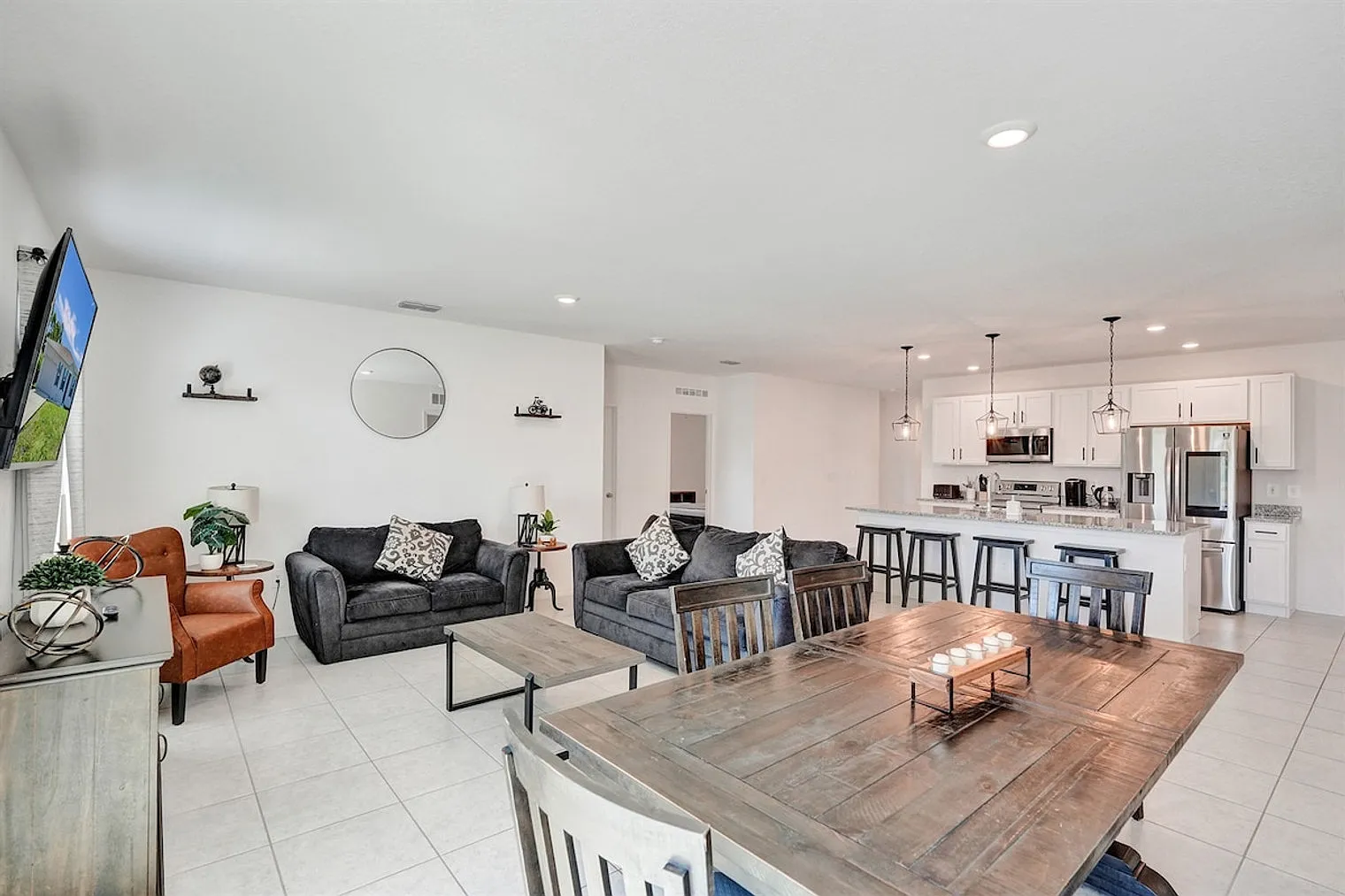 4 bed, 2.0 bath, $5,683 — Photo 2