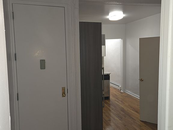4th image of 33 Montrose Ave #2C