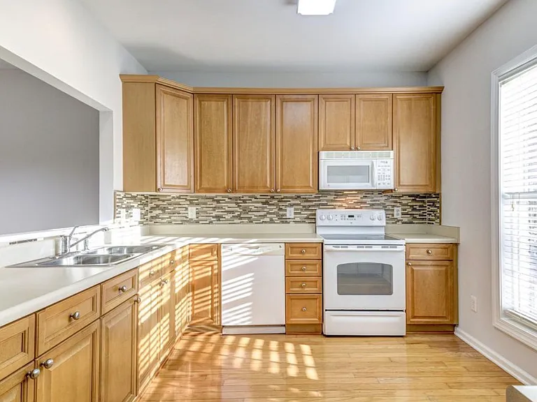 200 Sir William Ln — Photo 4