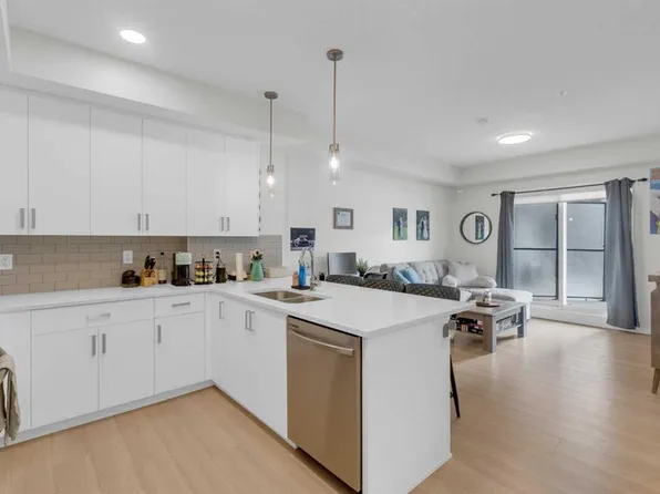 33 E Carringham Gate NW #2106, Calgary, AB T3P 2H6