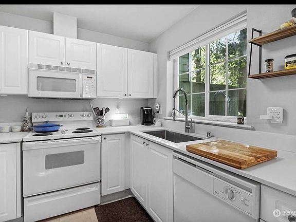 2nd image of 18505 SE Newport Way Unit A105