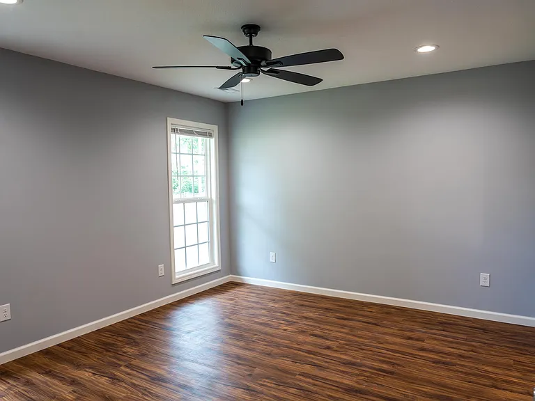 1423 Irwin Ave — Photo 5