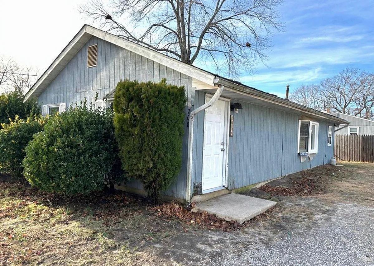 Building Photo - 208 Pennant Ave