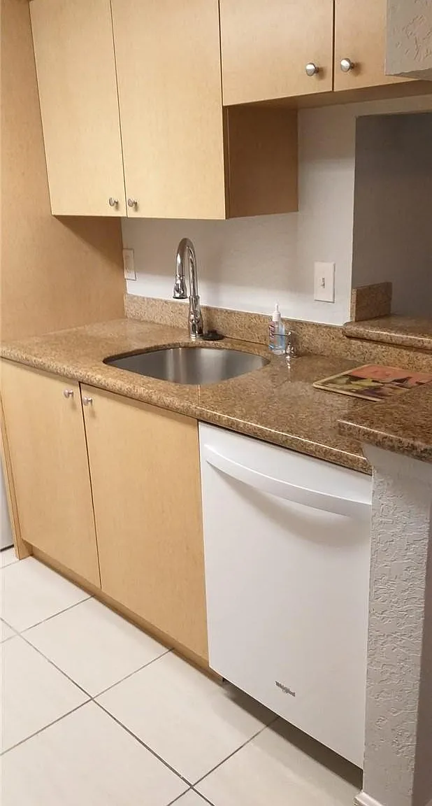 2 bed, 2.0 bath, 1000 sqft, $2,200 — Photo 3