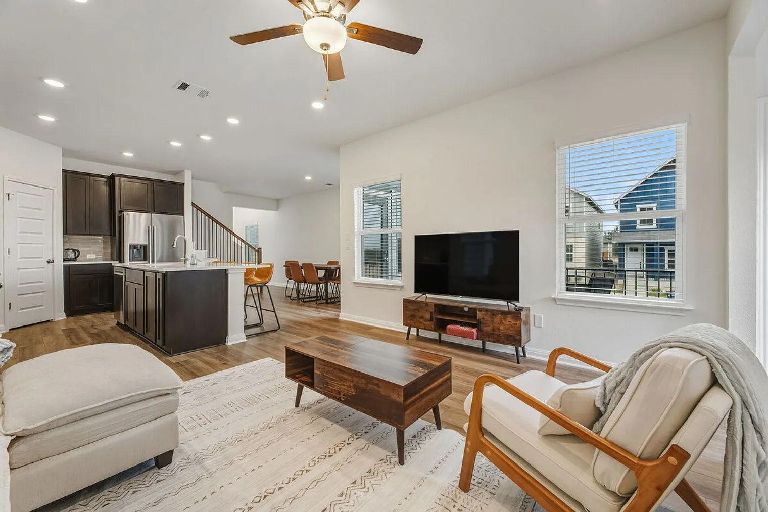 4 bed, 3.5 bath, $6,220 — Photo 1