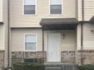 950 Edgar Dr APT 30, Charleston, IL 61920