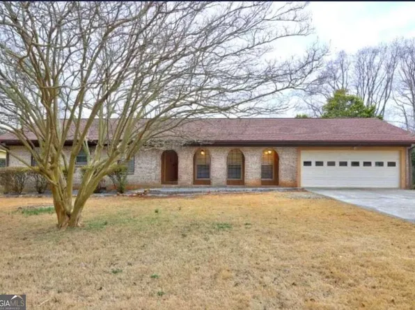 457 Castleaire Dr, Stone Mountain, GA 30087