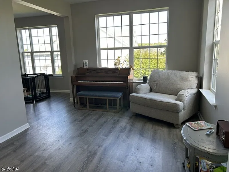 4 bed, 2.5 bath, $4,000 — Photo 3