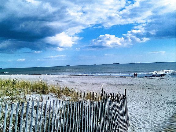 PRIVATE BEACH ONE BLOCK AWAY