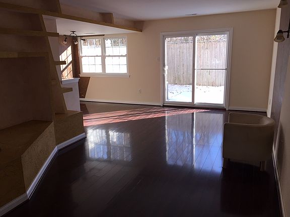 4th image of 13037 Blakeslee Ct