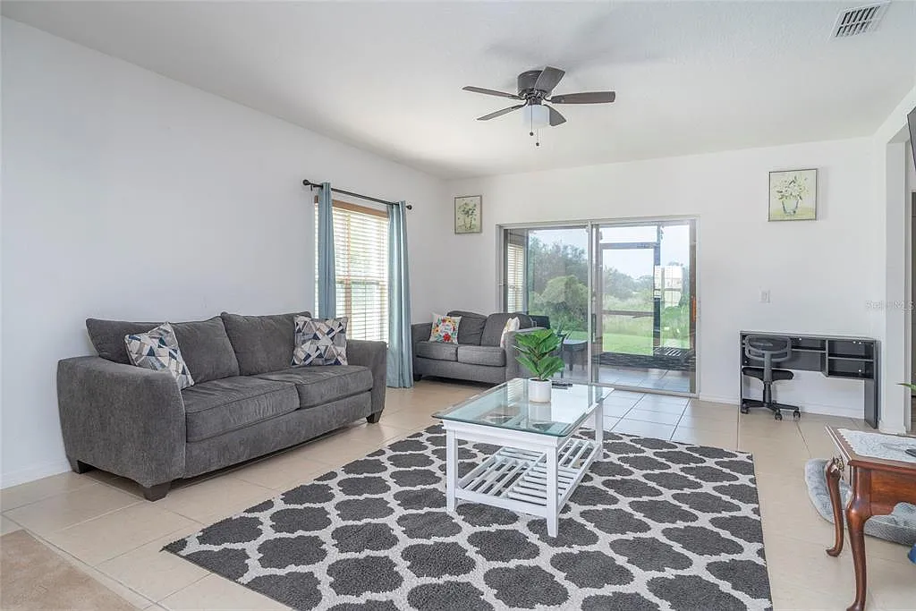 3 bed, 2.5 bath, 1646 sqft, $2,100 — Photo 4
