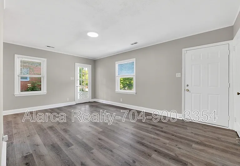 2322 Belfast Dr — Photo 8