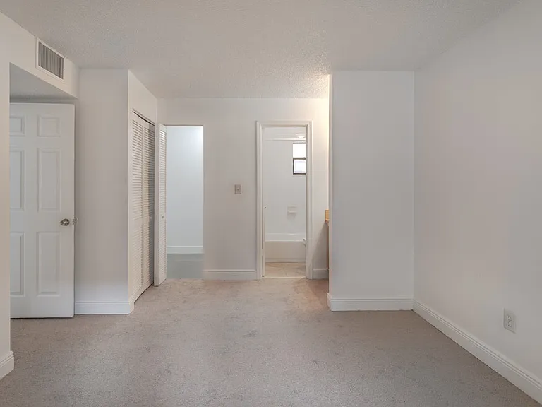 Tennis Villas Apartments — Photo 5
