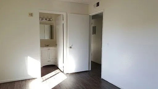 2 bed, 1000 sqft, $2,245 — Photo 2