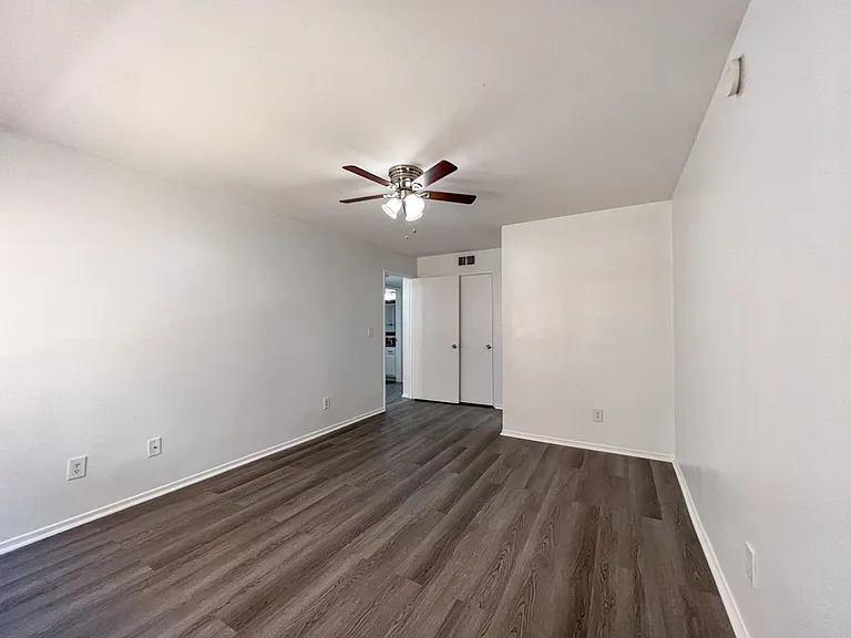 Gorgeous 2 Bed/2 bath apartment in excellent Sherman Oaks area! — Photo 30