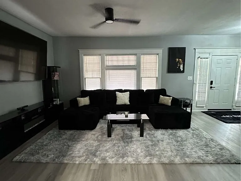 27 N Linwood Ave — Photo 5