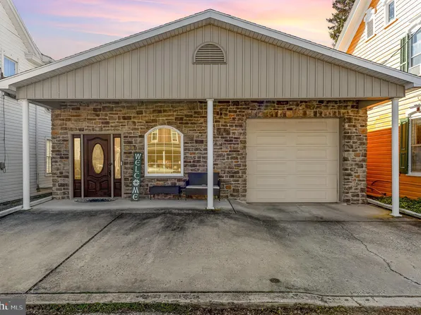 204 3rd St, Boiling Springs, PA 17007