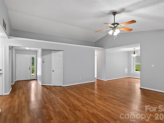 4th image of 35 Marlwood Ct #136
