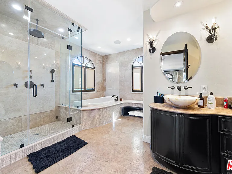 458 N Flores St — Photo 14