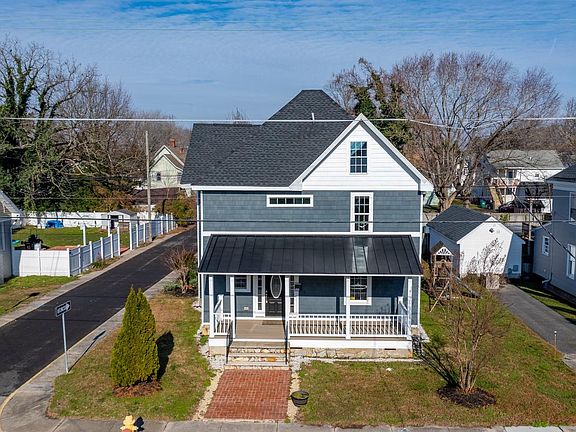 2nd image of 301 E Chestnut St