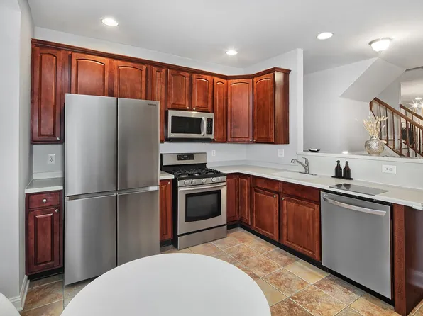 454 Albany Court image 7 of 29