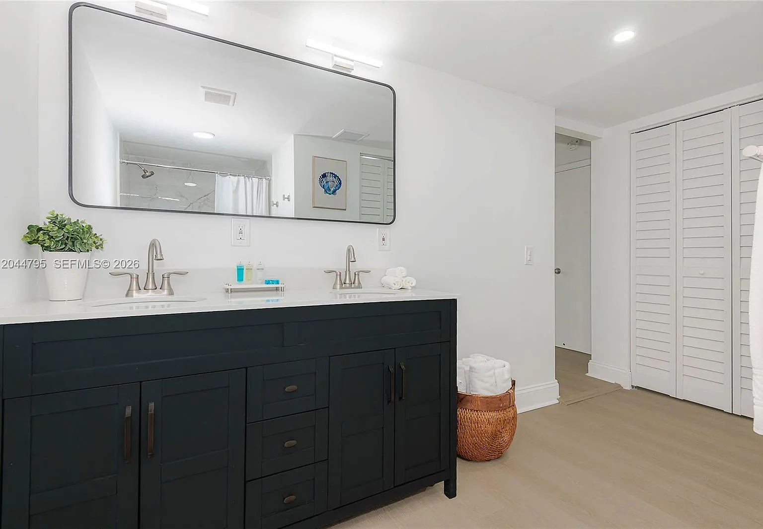 Royal Oaks Condo — Photo 1