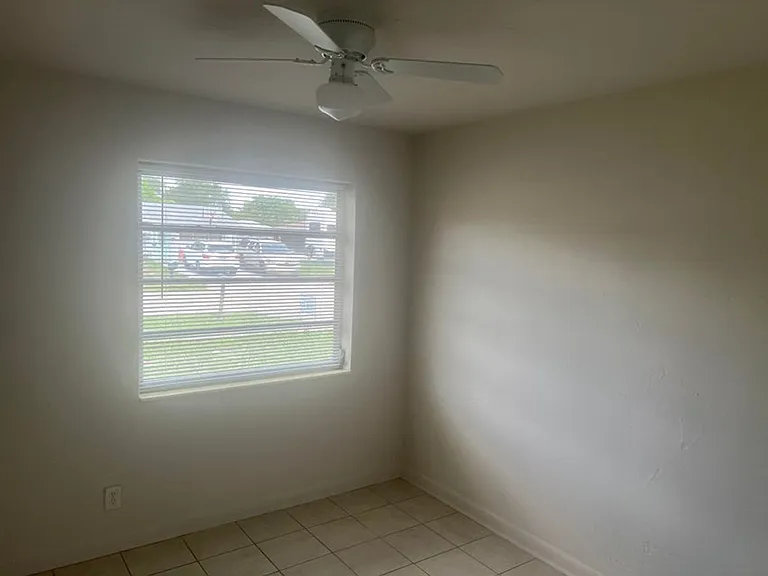 2410 SW 44th Ave — Photo 9