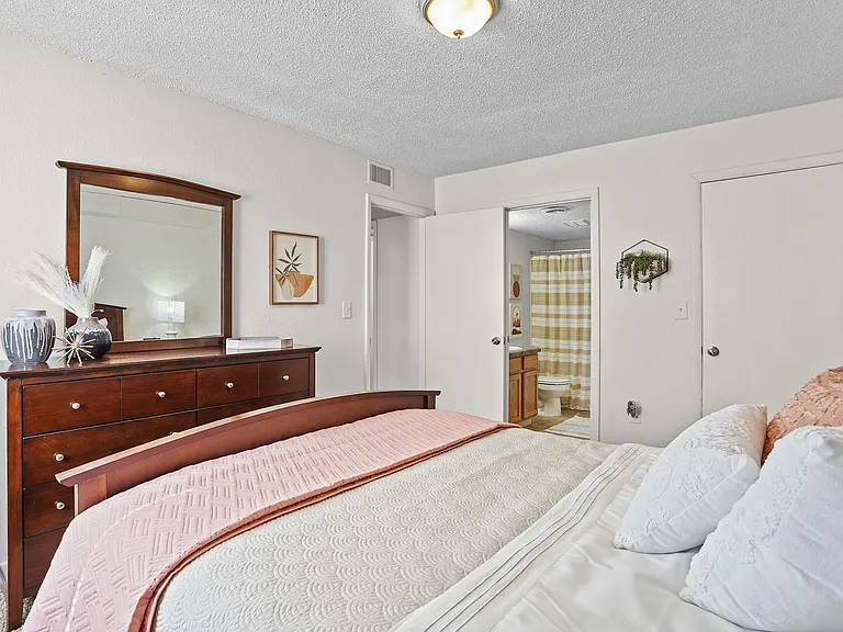 Regency Point Luxury Apartments — Photo 33